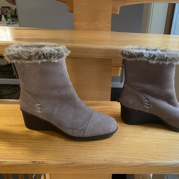 Aerosoles Ankle High Fur Lined Boots, faux suede, taupe colored, wedge heel. - Picture 8 of 9